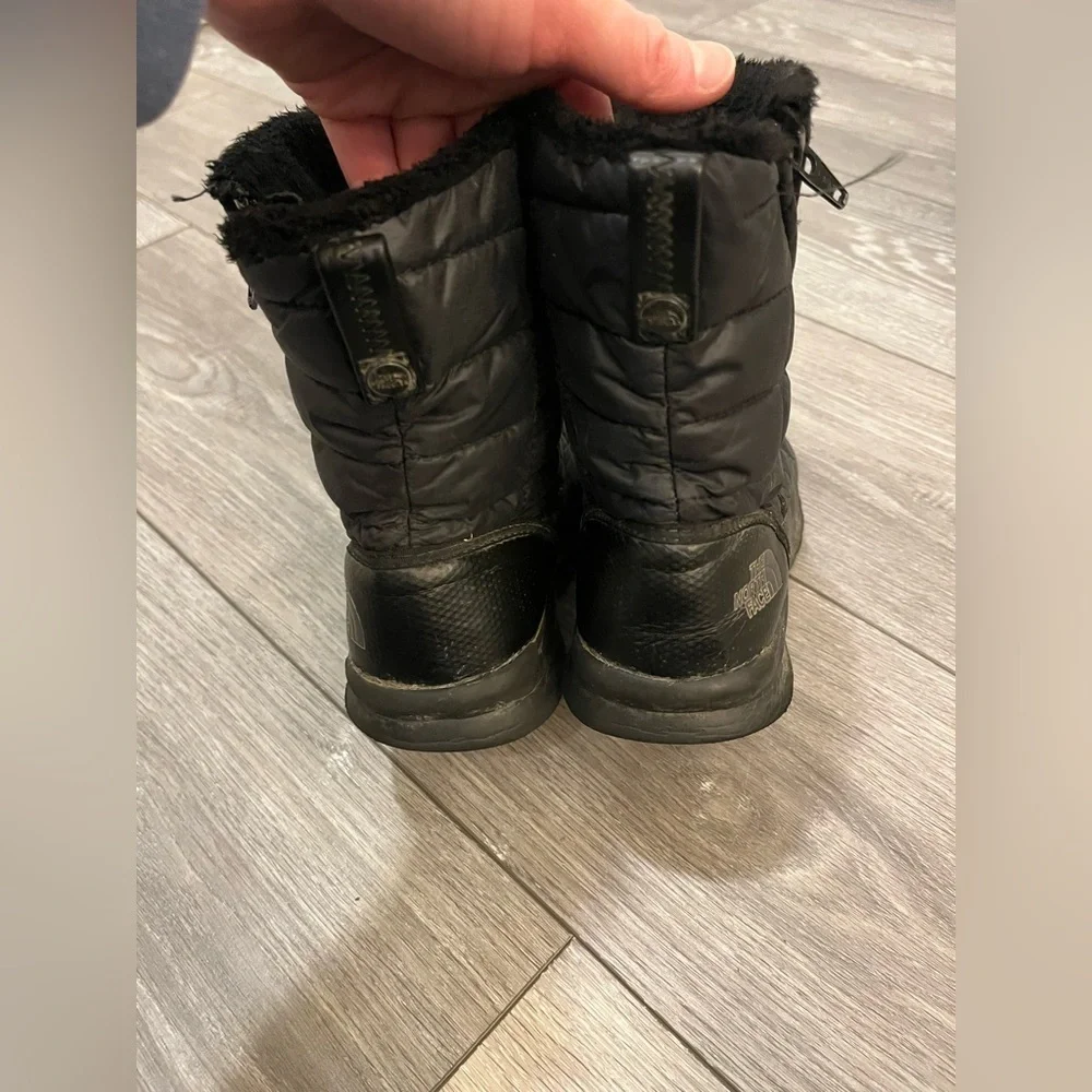 The North Face Black Puffer Snow boots Black Size 5